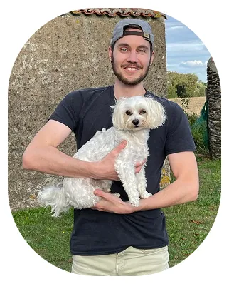 Simon et Snoopy, son bichon maltais